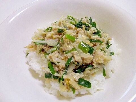 お肉ふわふわ♪ニラもやし味噌炒め丼♪